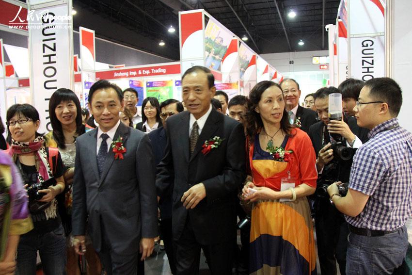 众多嘉宾和客商前来参观博览会