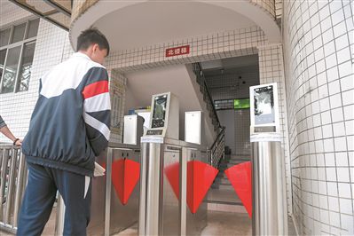 学校“刷脸”考勤 换个马甲也能识