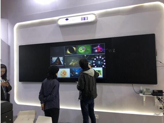 威尔互动-VR超感课堂2.0闪耀75届全国教育装备展