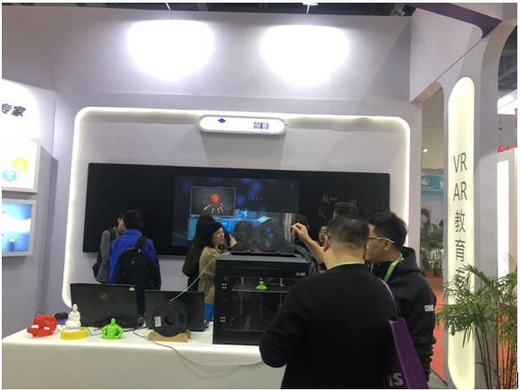 威尔互动-VR超感课堂2.0闪耀75届全国教育装备展