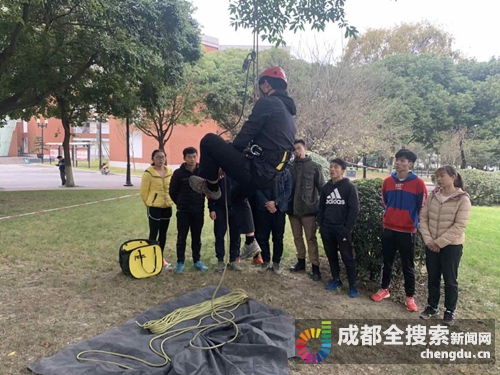 成都大学首开“攀树运动课”
