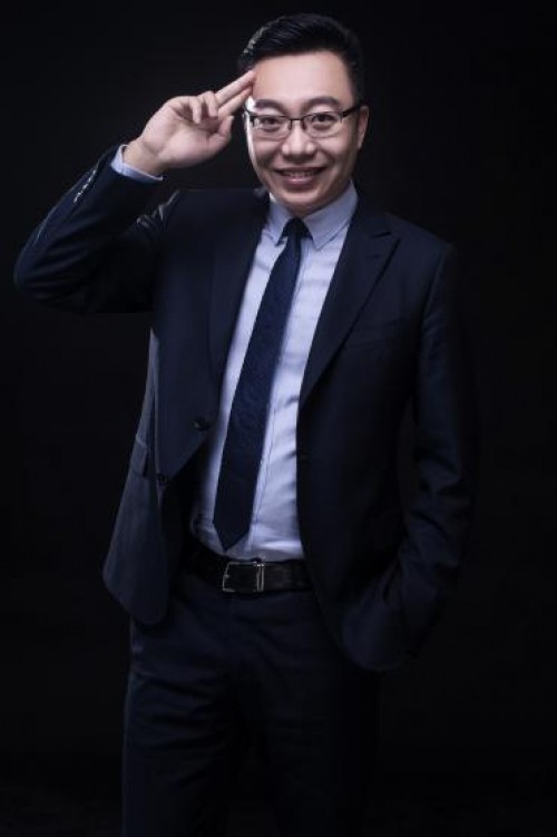 鸿文教育董事长李文龙荣获 十大智慧教育领袖风云人物奖