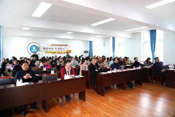 徐州市召開(kāi)市區(qū)初中信息賦能智慧課堂應(yīng)用研討會(huì)