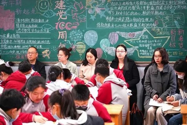 徐州市召開(kāi)市區(qū)初中信息賦能智慧課堂應(yīng)用研討會(huì)