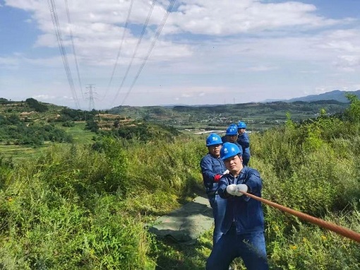 机器人成功修补带电架空线路