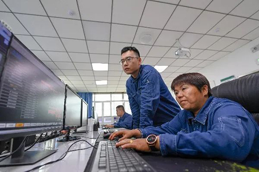 二十大代表风采丨左热古丽·尼亚孜：扎根荒漠戈壁 做好超高压电网运维