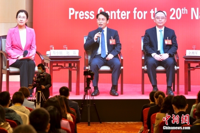 10月18日，中國共產(chǎn)黨第二十次全國代表大會新聞中心舉行集體采訪，請北京、天津、河北、山西、內(nèi)蒙古、遼寧、吉林代表團(tuán)新聞發(fā)言人出席，介紹代表團(tuán)學(xué)習(xí)討論二十大報告情況，并回答記者提問。圖為北京市委常委、秘書長趙磊(中)通過視頻答記者問。 <a target='_blank' href='/'><p  align=