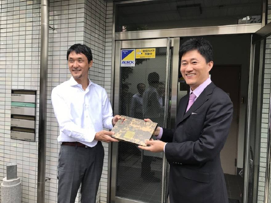 13、往年日本参观照片-护送礼物.jpg