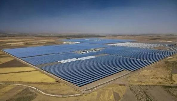 容量达1.177吉瓦的“阿布扎比之光”(Noor Abu Dhabi)项目由印度企业Sterling & Wilson建造，图片来源：视觉中国